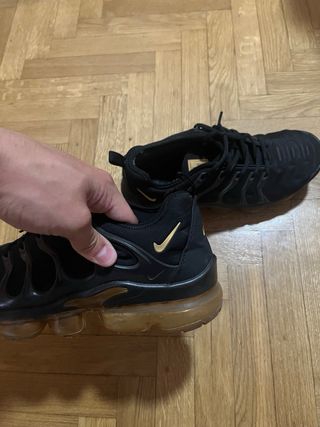 Nike Vapormax Plus negras/doradas