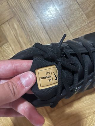 Nike Vapormax Plus negras/doradas