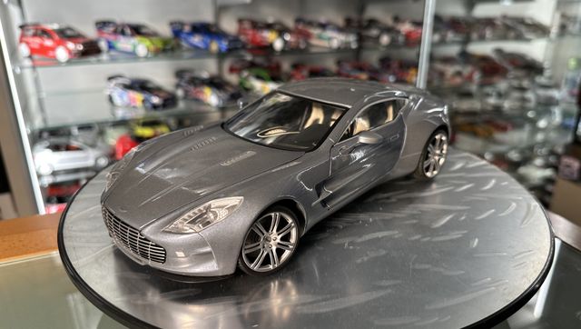 Aston Martin one 77 escala 1:18
