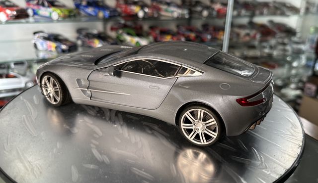 Aston Martin one 77 escala 1:18