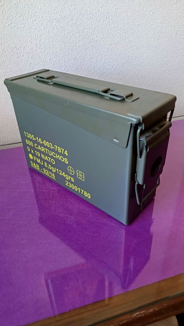 CAJA METALICA DE MUNICION.