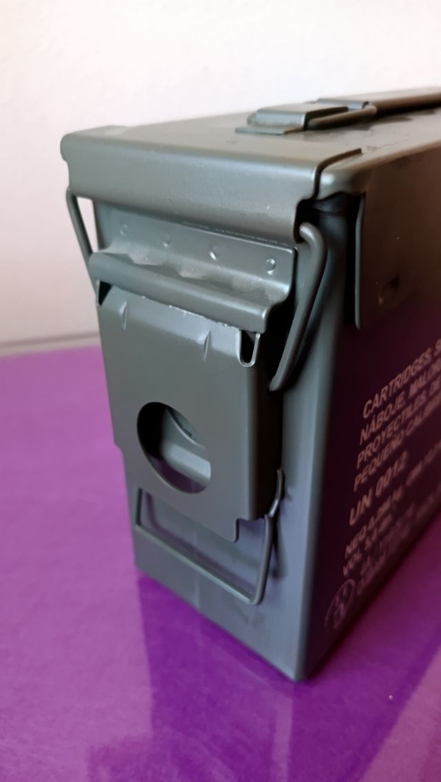 CAJA METALICA DE MUNICION.