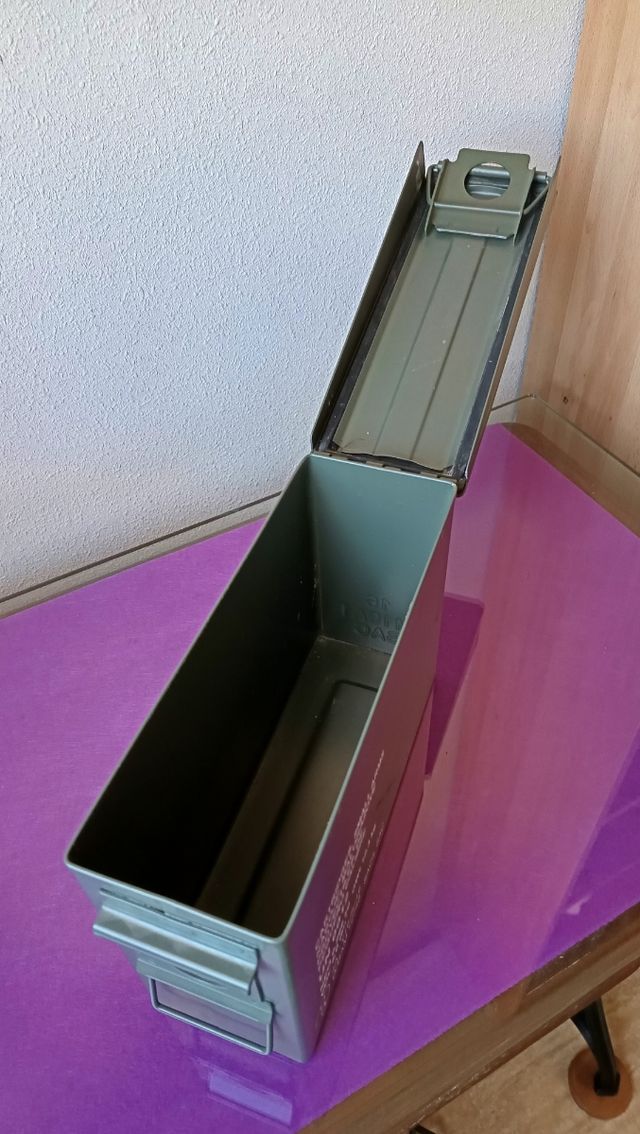 CAJA METALICA DE MUNICION.