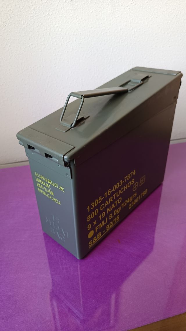 CAJA METALICA DE MUNICION.