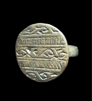 Anello romano antico simboli esoterici protezione