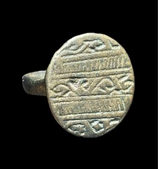 Anello romano antico simboli esoterici protezione