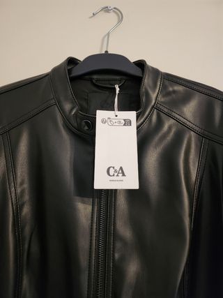 Cazadora negra de polipiel, 36.