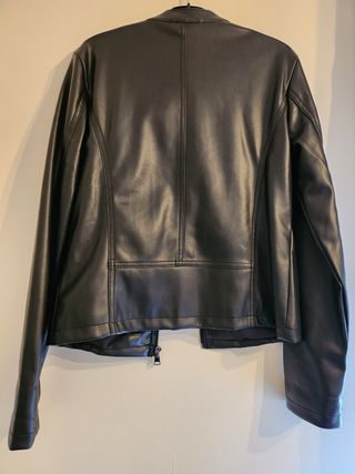 Cazadora negra de polipiel, 36.