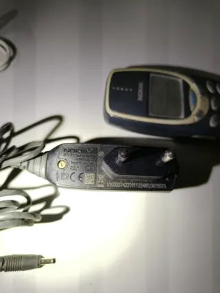 3 Teléfonos Nokia 3310/3330 y un cargador.