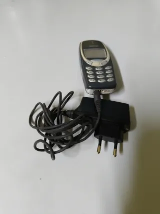 3 Teléfonos Nokia 3310/3330 y un cargador.