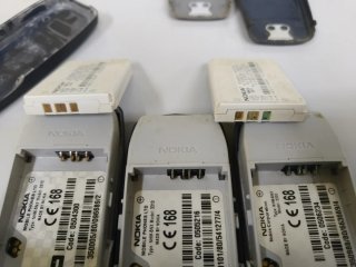 3 Teléfonos Nokia 3310/3330 y un cargador.