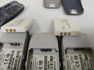 3 Teléfonos Nokia 3310/3330 y un cargador.