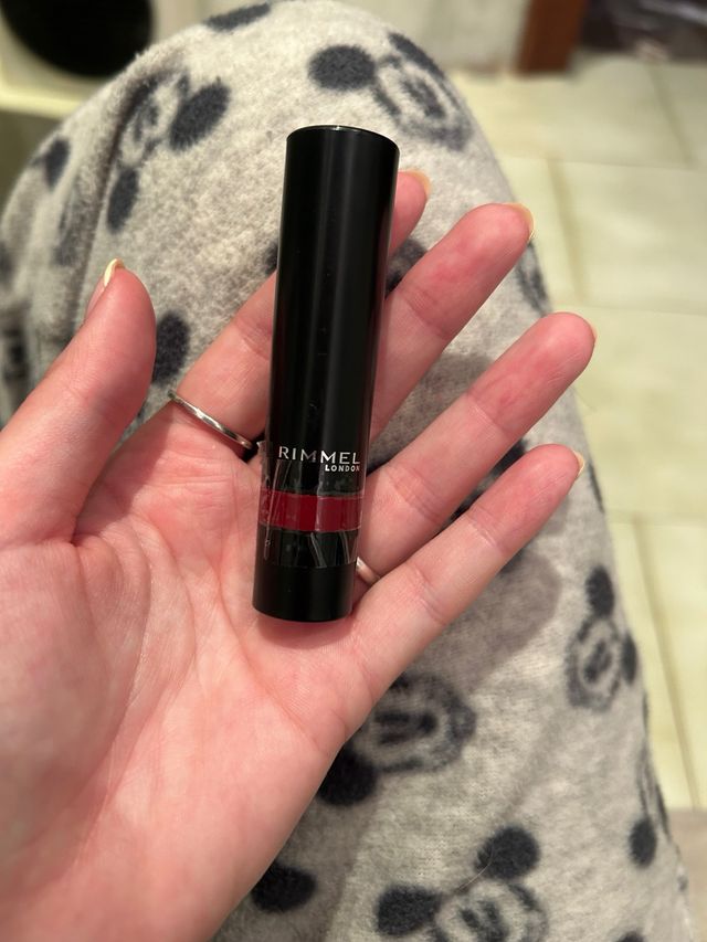Rimmel London - Barra labios rojo oscuro