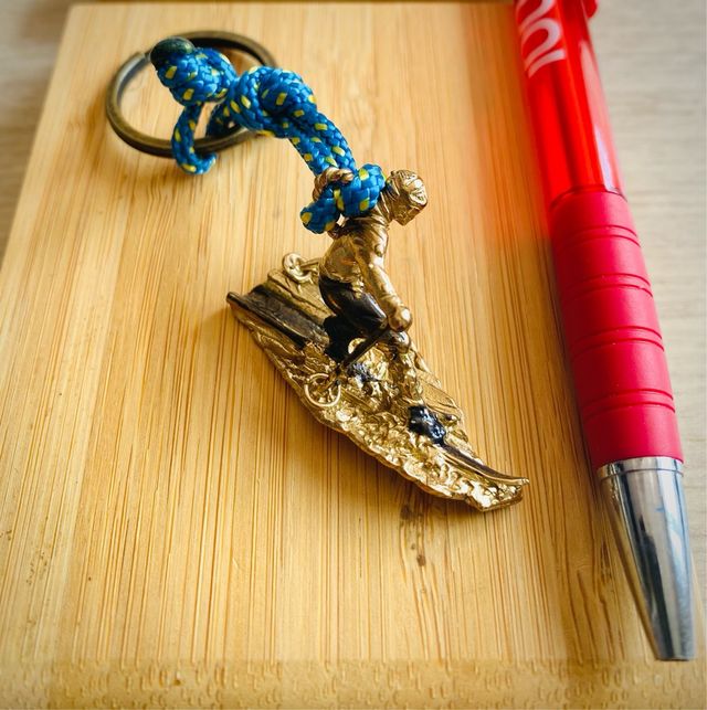 Llavero esquiador telemark
