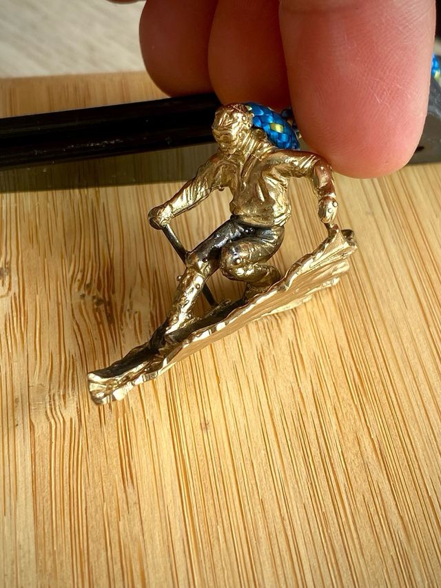 Llavero esquiador telemark