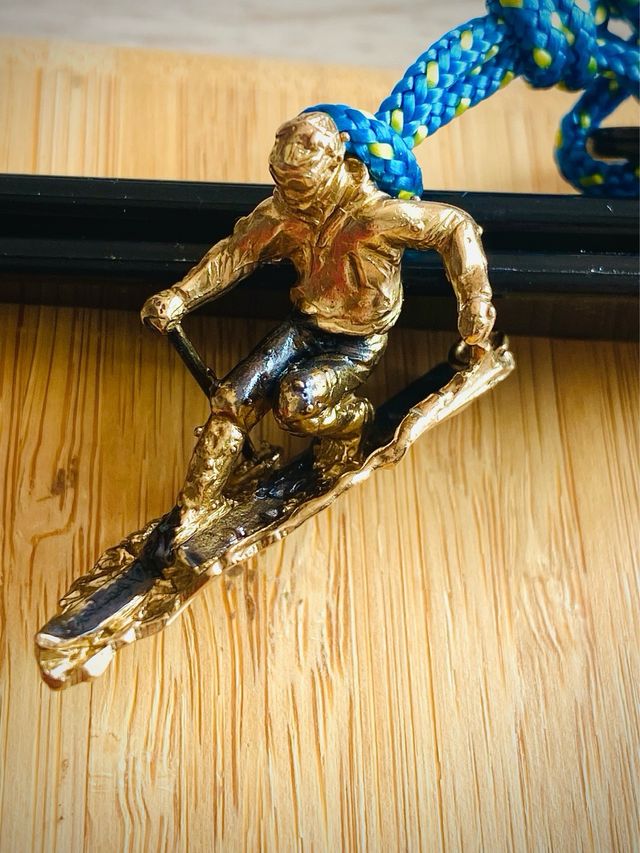 Llavero esquiador telemark