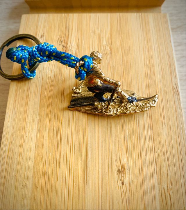 Llavero esquiador telemark