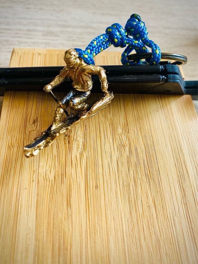 Llavero esquiador telemark