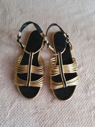 Sandalias Zara doradas T.38