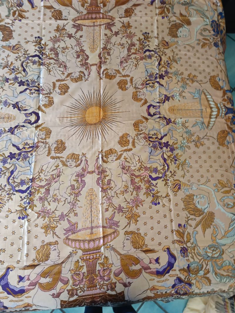 Copriletto seta broccato oro usati per 140 EUR su Portici su WALLAPOP, image size:800x1067