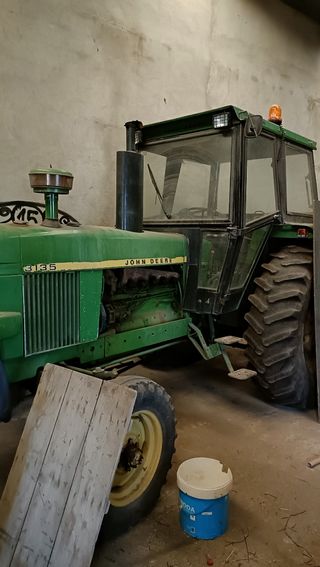 Tractor John Deere 3135 - En buen estado