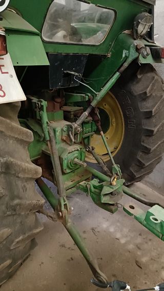 Tractor John Deere 3135 - En buen estado