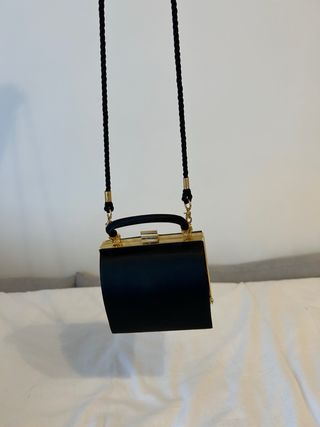Bolso negro y dorado elegante