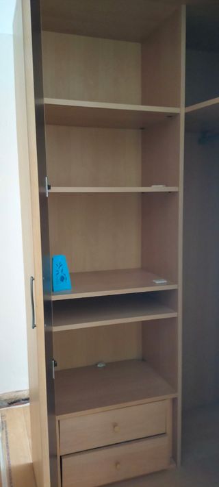 Armario rincon madera  beige/marrón. Está excelent
