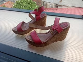 Sandalias cuña rojas uterque 