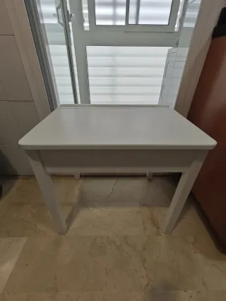 Tocador blanco infantil de madera.