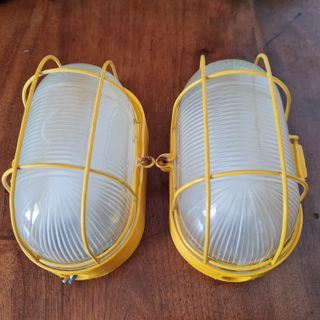 due lampade in vetro e metallo colore giallo