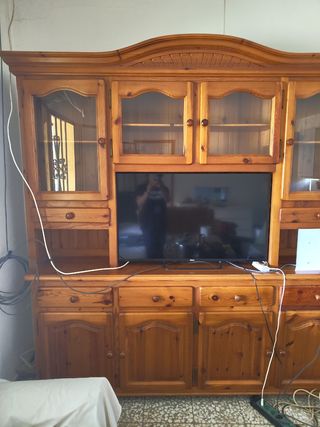 Mueble madera con vitrina y TV