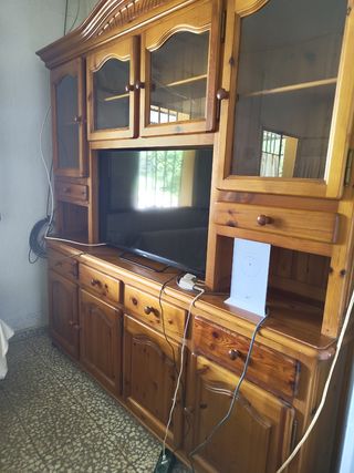 Mueble madera con vitrina y TV