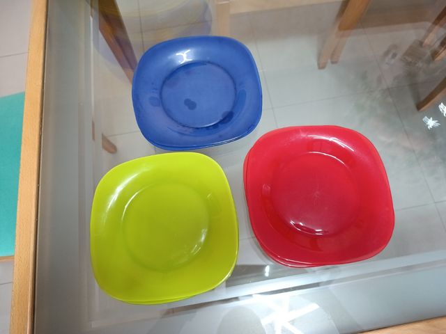 Platos de plástico - rojos y verdes
