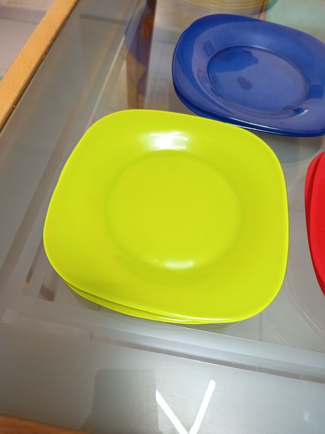 Platos de plástico - rojos y verdes