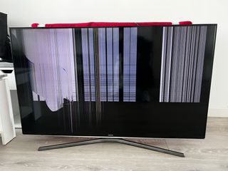 TV Samsung Smart 43” dañada.