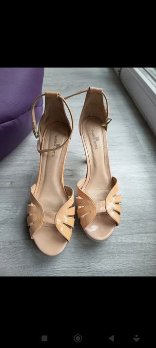 Sandalias Gloria Ortiz beige tacón