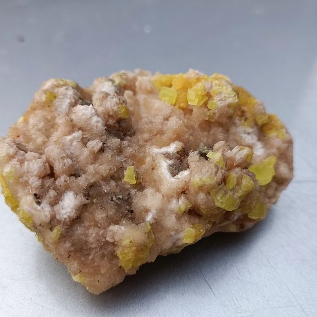 zolfo con cristalli di quarzo su aragonite