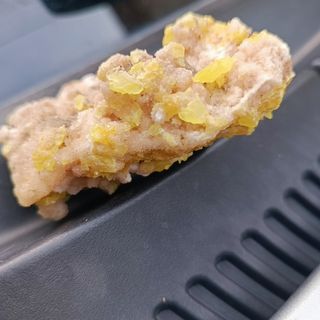 zolfo con cristalli di quarzo su aragonite