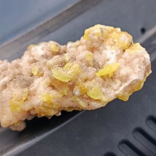 zolfo con cristalli di quarzo su aragonite