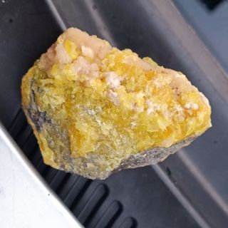 zolfo con cristalli di quarzo su aragonite