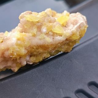 zolfo con cristalli di quarzo su aragonite
