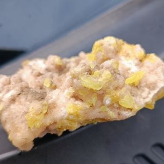 zolfo con cristalli di quarzo su aragonite