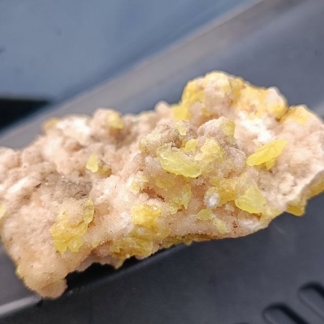zolfo con cristalli di quarzo su aragonite