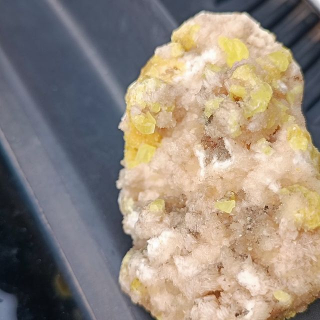 zolfo con cristalli di quarzo su aragonite