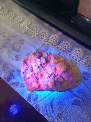 zolfo con cristalli di quarzo su aragonite