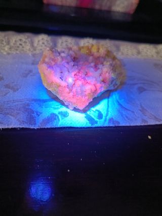 zolfo con cristalli di quarzo su aragonite