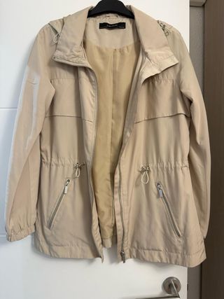 Parka Zara beige con capucha