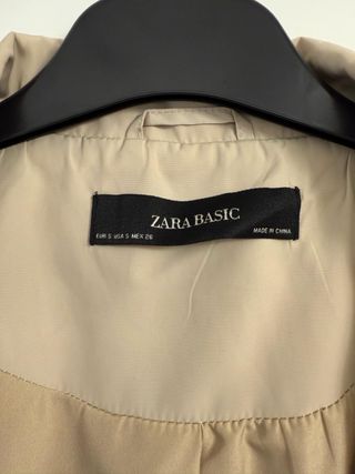 Parka Zara beige con capucha