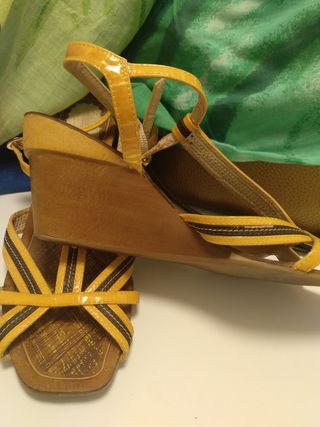 Sandalia amarilla con marrón 